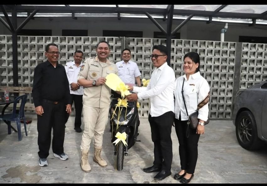 Bupati Pakpak Bharat Menyerahkan Satu Unit Sepeda Motor Kepada Indra Pasaribu