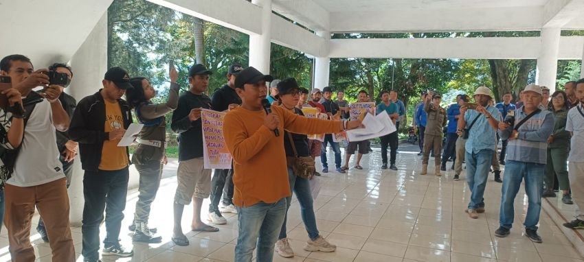 Aliansi Masyarakat Toba Desak Pengungkapan Kasus Dugaan Penculikan Kadis PUTR Toba di Kantor DPRD Toba