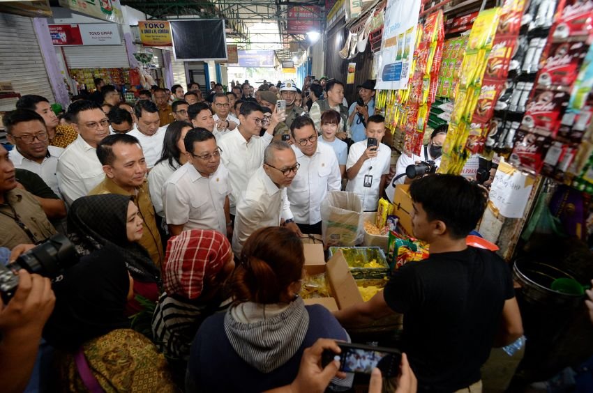 Menko Pangan Zulhas Tinjau Harga Kebutuhan Pokok di Pasar Sei Sikambing