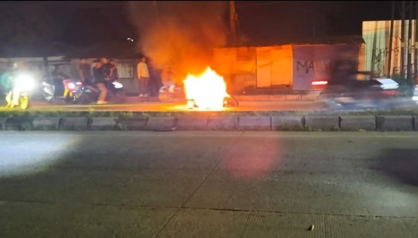 2 Kubu Suporter Sepak Bola Bentrok Sepeda Motor Dibakar di SM Raja Depan Mapolda Sumut