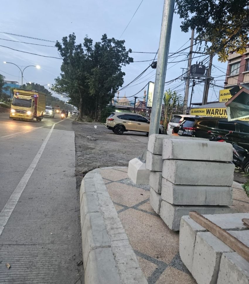 Pembangunan Beton Trotoar Tak Merata Seputaran Underpass JM Simpang Gatsu/Pondok Kelapa, PT WIKA Diprotes