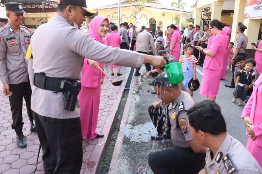 Disiram Air Bunga, 21 Personel Polres Tanjung Balai Naik Pangkat