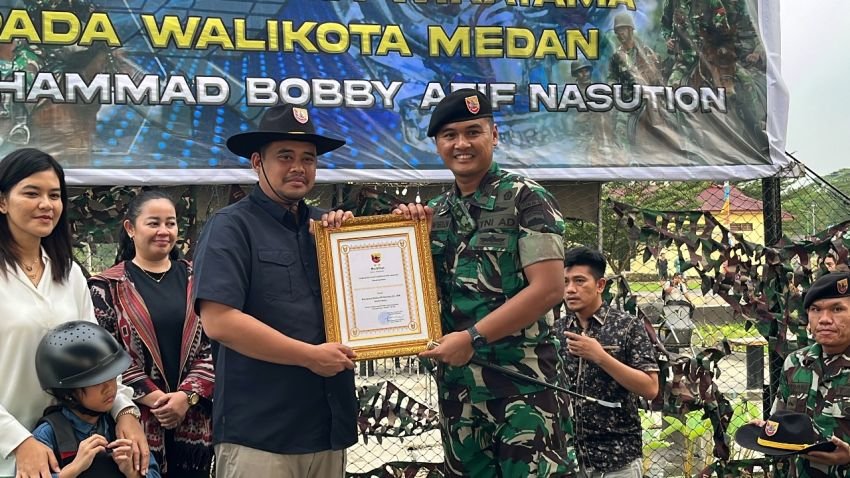 Walikota Medan Terima Brevet Berkuda, Resmi Jadi Warga Kehormatan Kavaleri