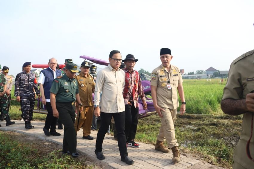 Tinjau Panen Raya di Kabupaten Bangkalan, Wamendagri Bima Arya Optimistis Swasembada Pangan Dapat Terwujud