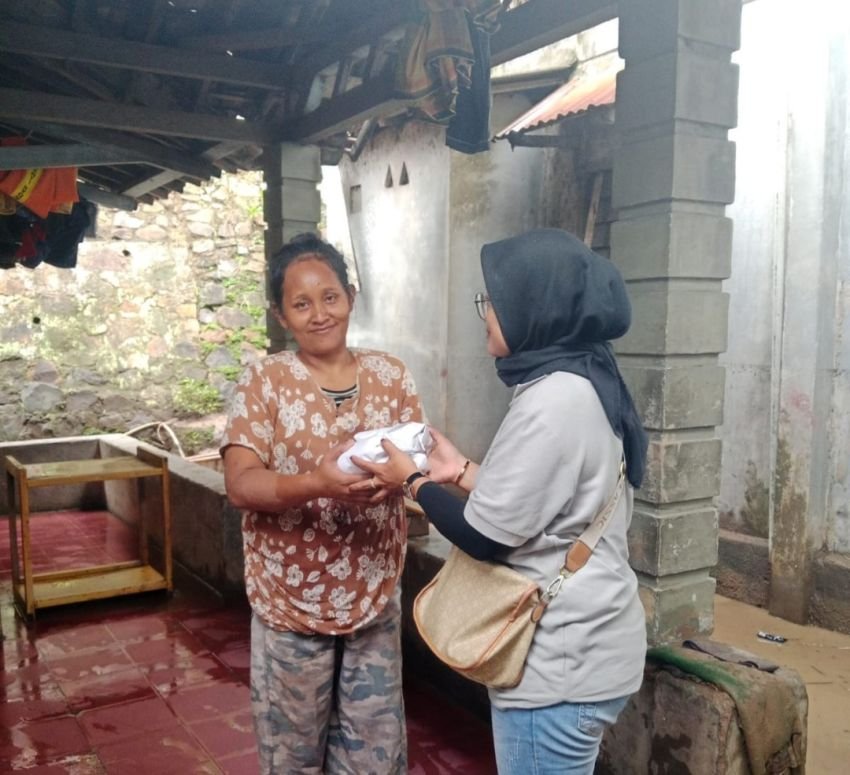 JMSI Lampung Bagikan Nasi Bungkus untuk Korban Banjir