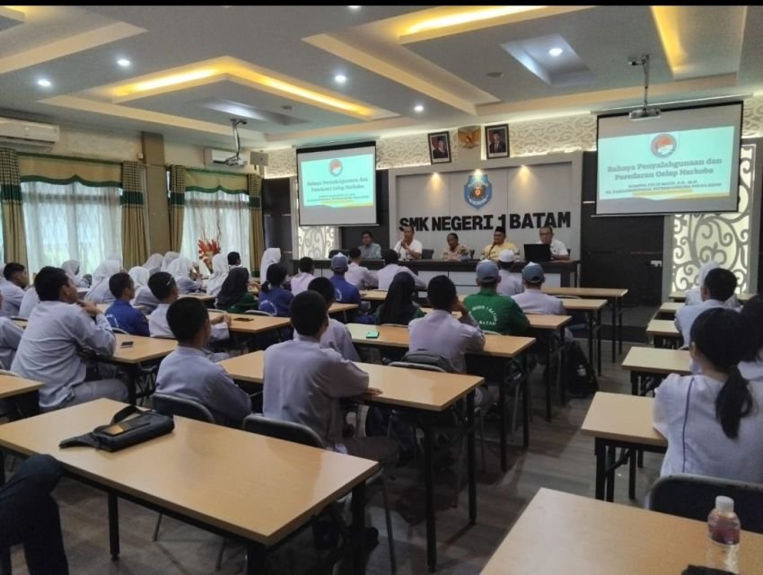 Ditnarkoba Polda Kepri Masuk SMKN I Batam Bersama JMSI Berikan Pencerahan ke Pelajar