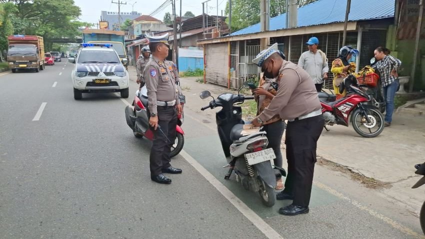 Satlantas Polresta Deli Serdang Ingatkan Bahayanya Berkendara Sambil Main Handphone