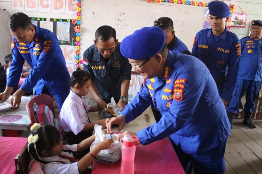 Ditpolairud Polda Sumut Gelar Bakti Sosial Makan Bergizi Gratis untuk Siswa SD di Kampung Nelayan Seberang