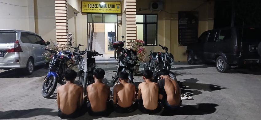 Bringas di Jalanan Kelompok Remaja Gemot Bersimpuh dan Menangis