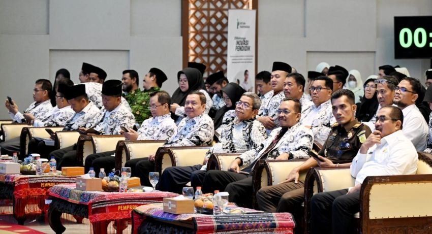 Lantik Pengurus Perangkat Kelengkapan Organisasi PGRI Sumut, Ilyas Sitorus Berharap Dapat Melakukan Penguatan Organisasi.