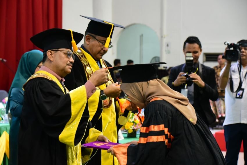 Rektor Unimed Wisuda 1.416 Lulusan: Dunia Kerja Saat Ini Membutuhkan Kemampuan dan Skill Kolaborasi