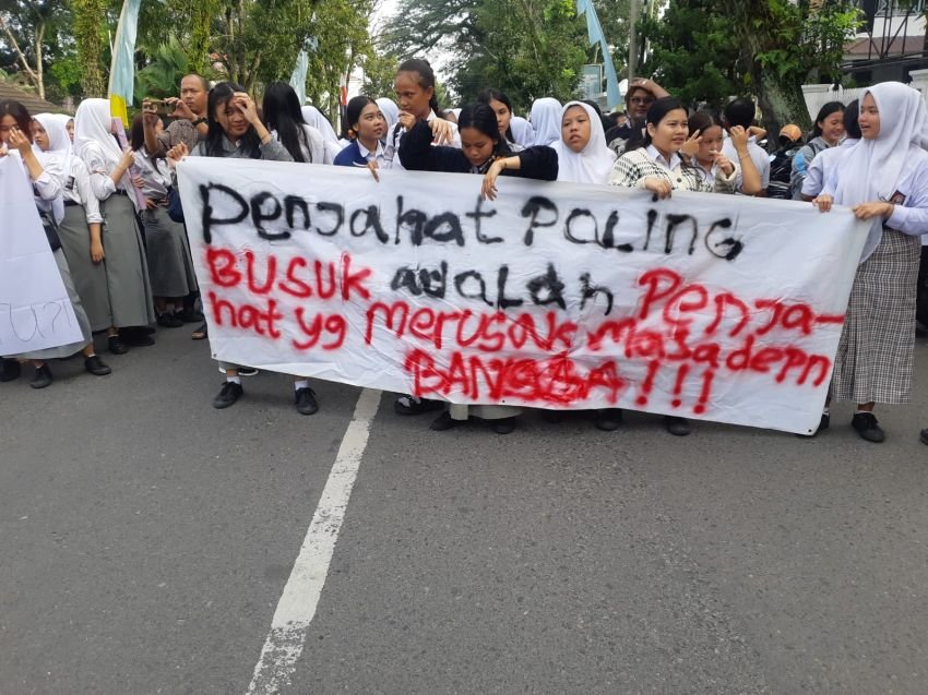 Siswa SMKN 10 Medan Blokir Jalan Cik Ditiro, Jangan Korbankan Masa Depan Kami