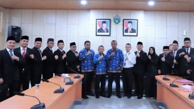 Kadis Perindag ESDM Sumut Mulyadi Serahkan SK Anggota BPSK Periode 2025-2030