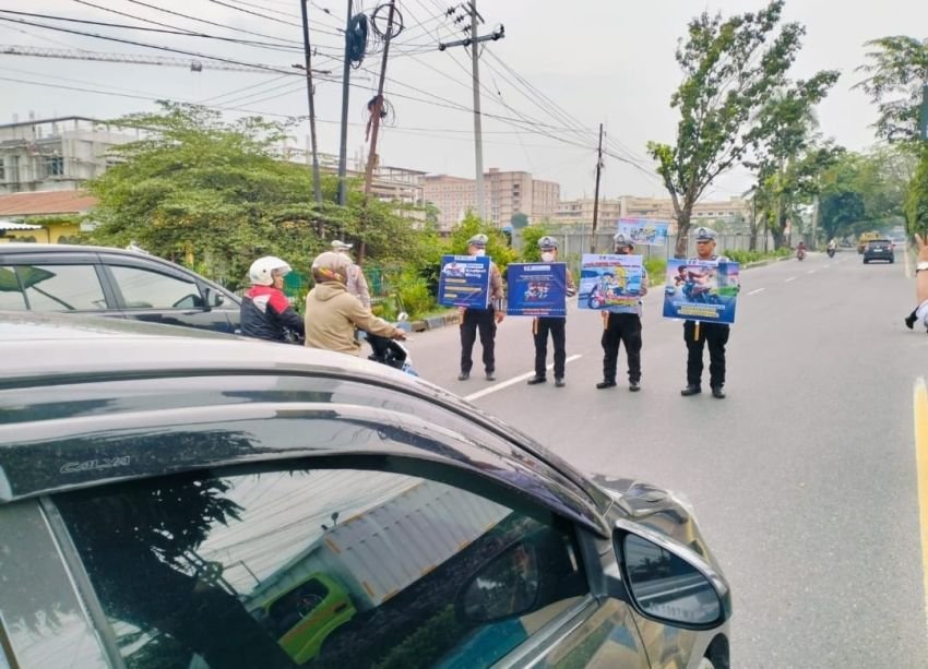 Ops Keselamatan Toba 2025 : Ubur-ubur Ikan Lele, Naik Sepeda Motor Pakai Helm Lee