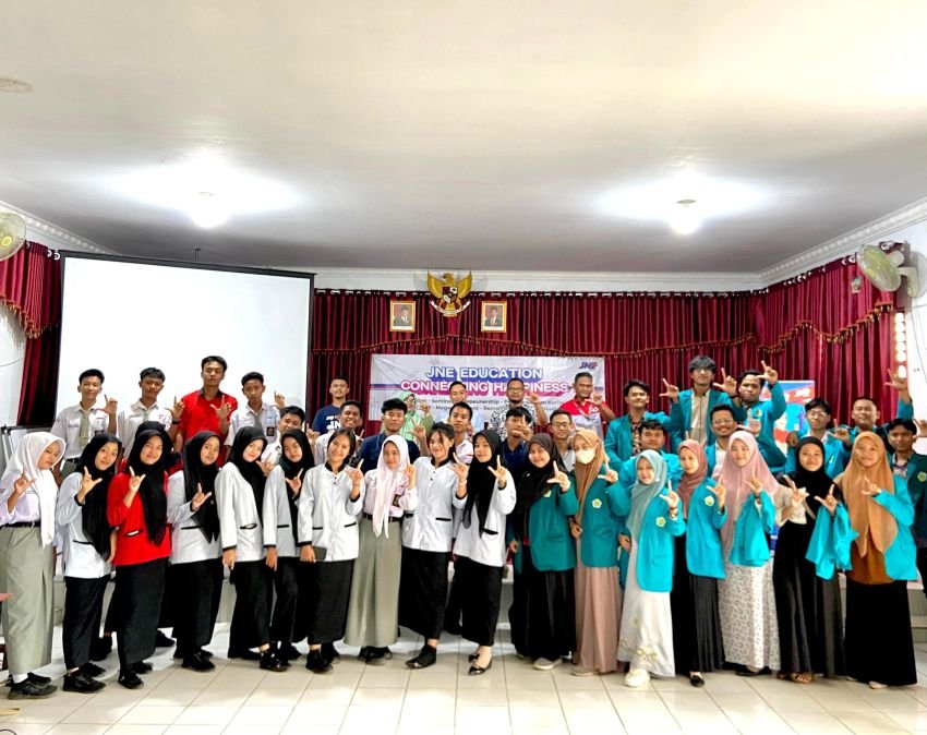 Berkunjung ke SMKN 1 dan STAI Al Hikmah Kota Tebing Tinggi  JNE Menggelar Kegiatan Bertajuk JNE Connecting Happiness For Education