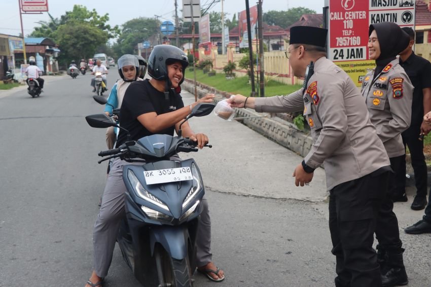 Tebar Keberkahan Di Bulan Ramadhan, Polresta Deli Serdang dan Jajaran Berbagi Takjil Kepada Masyarakat*