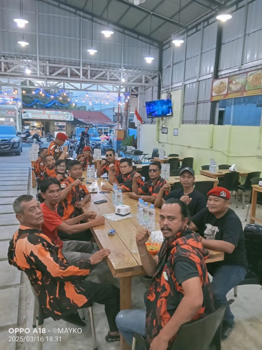 Pimpinan Ranting Pemuda Pancasila Desa Payagambar Berbagi Takjil kepada Masyarakat