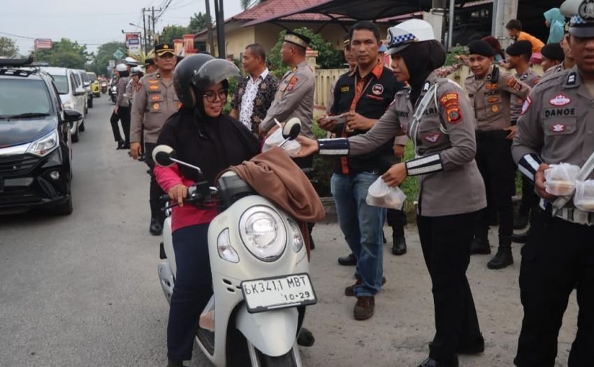 *Polresta Deli Serdang Bersama Dengan Polsek Jajaran Berbagi Takjil Kepada Masyarakat*   Bulan suci Ramadhan menjadi momentum istimewa untuk berbagi k