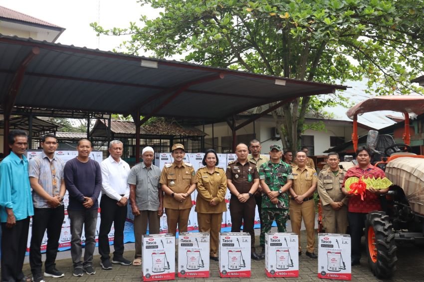 Wako Serahkan Bantuan Alat Pertanian Traktor Roda 4