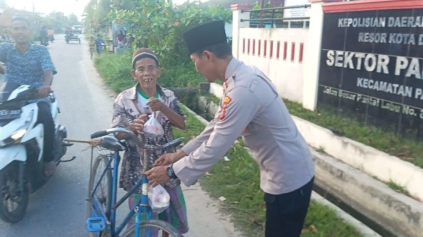 Tebarkan Kebaikan di Bulan Ramadhan, Polsek Pantai Labu Gandeng MJ dan Kenzie transport Bagikan 350 Cup Takjil