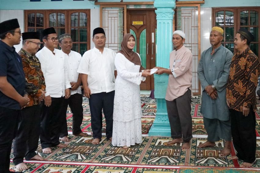 Walikota dan Tim Ramadhan Perumda Tirta Uli berbagi kasih dan buka puasa bersama jamaah Masjid Al-Ikhlas