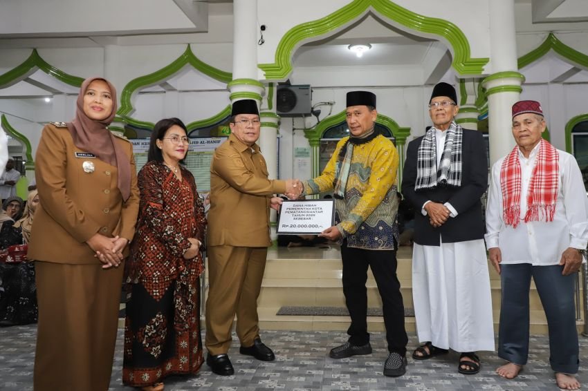 Wali Kota menyerahkan bantuan dana hibah sebesar Rp20 juta ke Masjid Al-Hanif