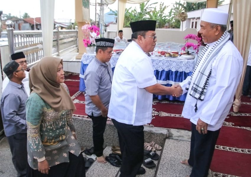 Wali Kota Pematangsiantar didampingi Wakil menghadiri acara Buka Puasa Bersama di Masjid Istiqomah