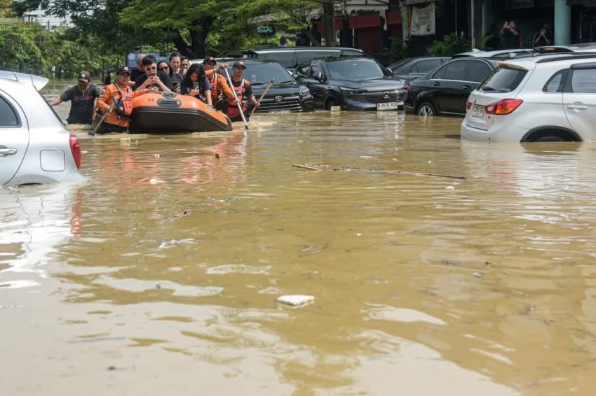 Banjir 'Lumpuhkan' Bekasi, Ribuan Rumah Terendam di Tangsel dan Jakarta, Warga Terdampak Diungsikan