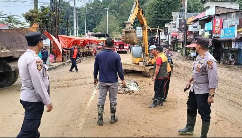 Kolaborasi Polres Simalungun dan Pihak Terkait Sukses Pulihkan Akses Jalan di Parapat