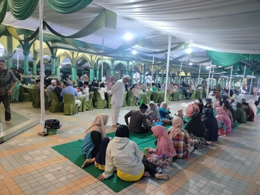 Hari Pertama Ramadan, Masjid Al-Musannif Sediakan 500 Paket Berbuka Puasa