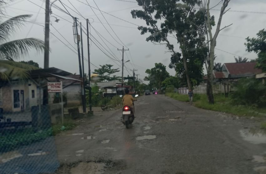 Jalan Besar Lingga Tiga Hancur Lebur, Warga Desak Kepala Dinas PUPR Labuhanbatu Dicopot