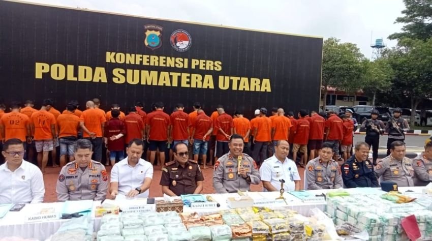 Kapolda Sumut, Irjen Pol Whisnu Hermawan Februanto memberikan penjelasan pengungkapan kasus narkoba bersama jajaran di Mapolda Sumut, Senin (14/4/2025