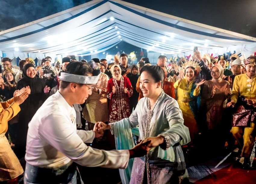 Tutup Gelar Melayu Serumpun, Rico Waas Menari Melayu Bersama Seluruh Pengisi Acara dan Pengunjung