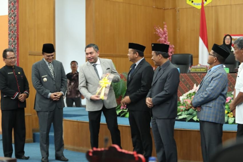 Bupati Bersama Wakil Bupati Menghadiri Sidang Paripurna DPRD Pakpak Bharat Tentang LKPJ Tahun 2024