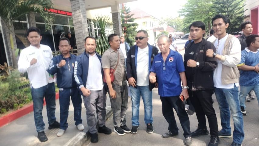 Relawan Bobby Nasution Unjuk Rasa di Polda Sumut