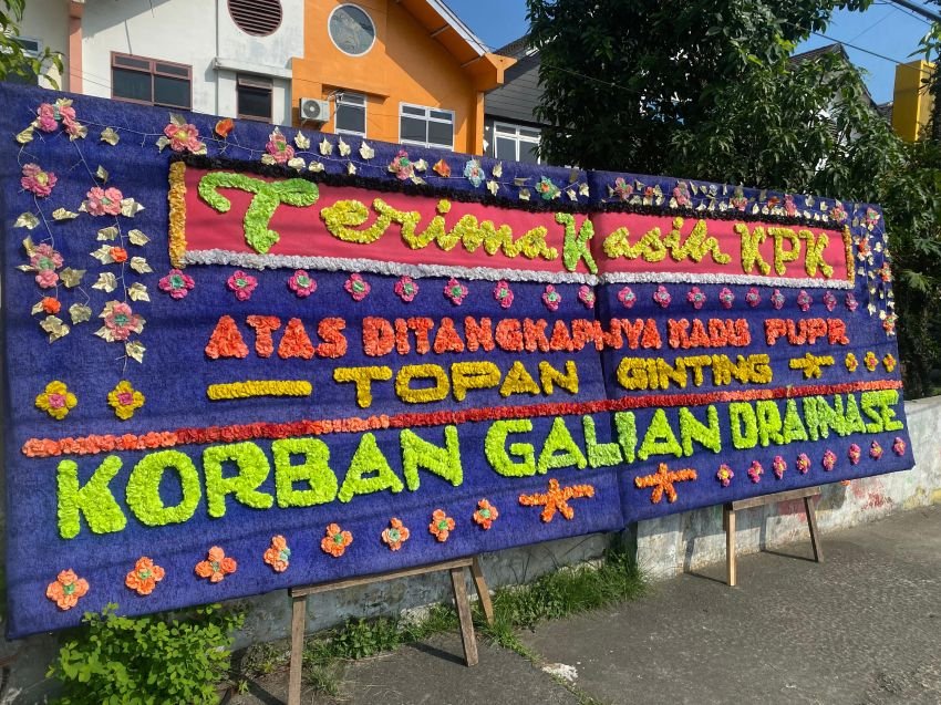 Topan Ginting Ditangkap, Papan Bunga &ldquoTerima Kasih KPK&rdquo Muncul di Cadika, Citra Wisata, dan Karya Wisata Medan