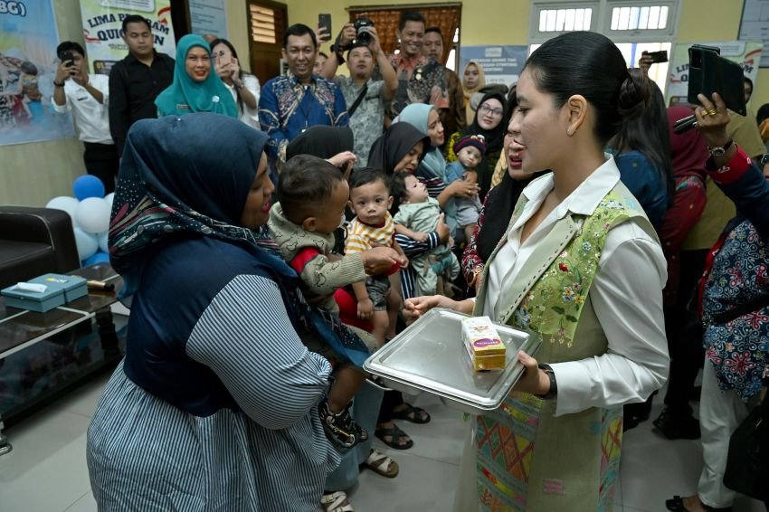 Ketua TP PKK Sumut Kahiyang Ayu Tinjau Pemberian MBG di Medan Amplas