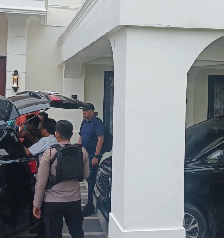 KPK Bawa Tiga Koper Dari Rumah Topan Ginting, Diduga Uang Miliaran