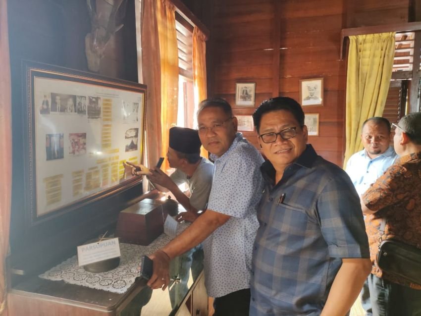 Silaturahmi Budaya, Ketum JMSI Teguh Santosa Sambangi Rumah Adat Bagas Godang di Madina