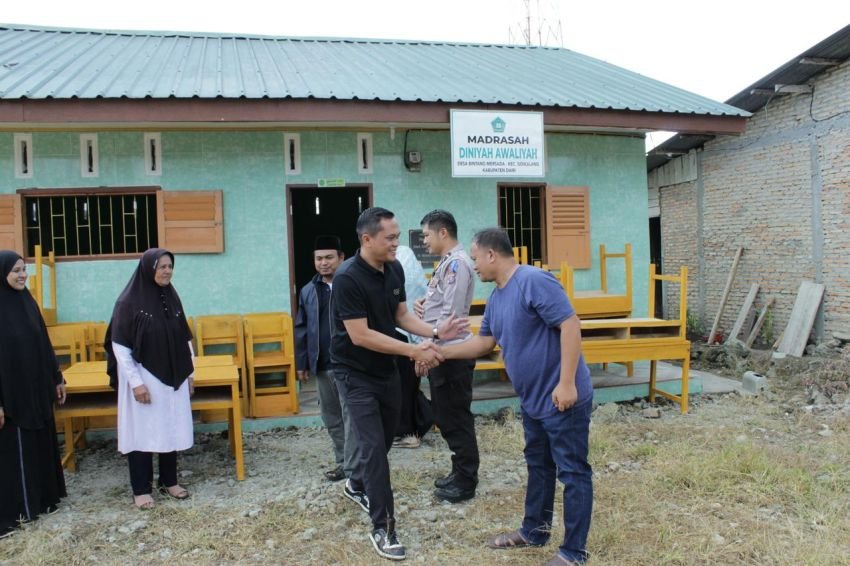 Legislator PDIP Beri Harapan Baru, Bantu Meja dan Kursi ke Madrasah Desa Bintang Mersada