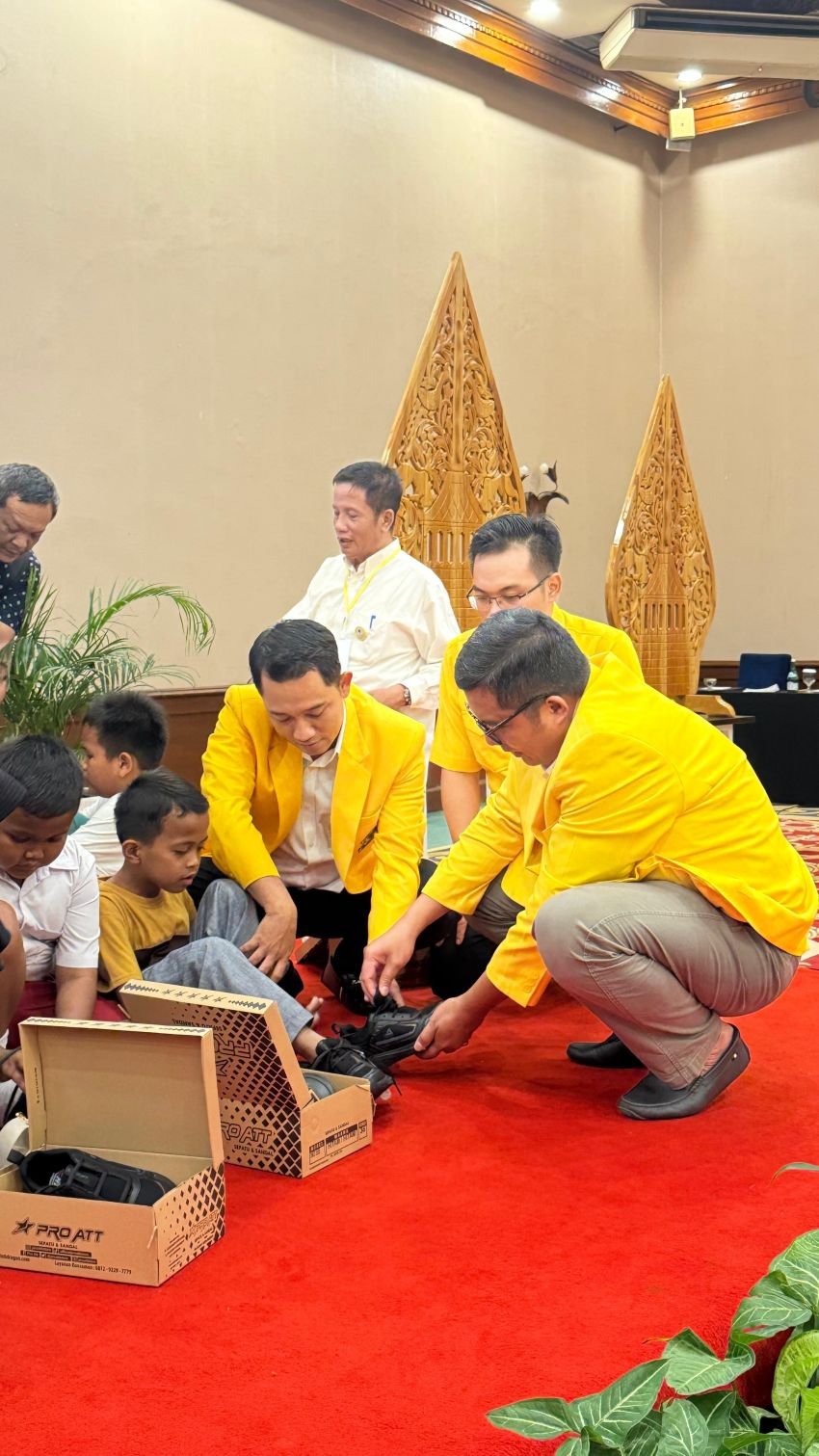 Golkar Berbagi 1.000 Sepatu untuk Anak-anak Sekolah