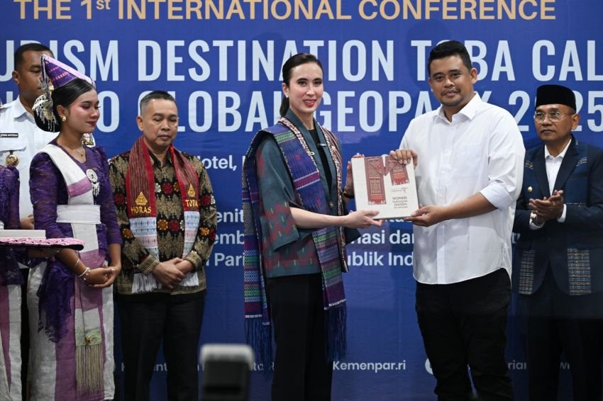 Menpar Buka Konferensi Internasional Pertama Destinasi Geowisata Kaldera Toba Unesco Global Geopark 2025,  Gubernur Sumut Bobby Ajak Kepala Daerah Sam