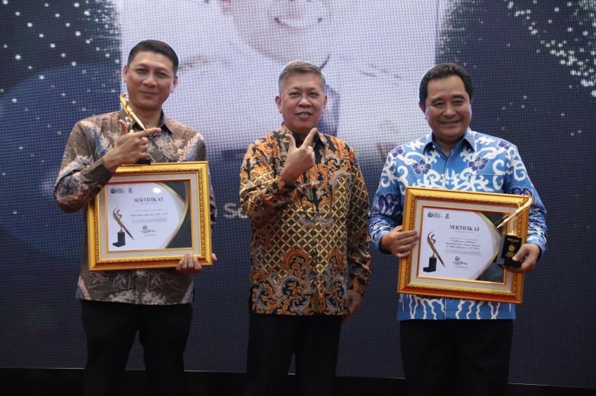 Gubernur Banten Andra Soni Raih Pena Emas 2025 Forum Pimred Multimedia Indonesia
