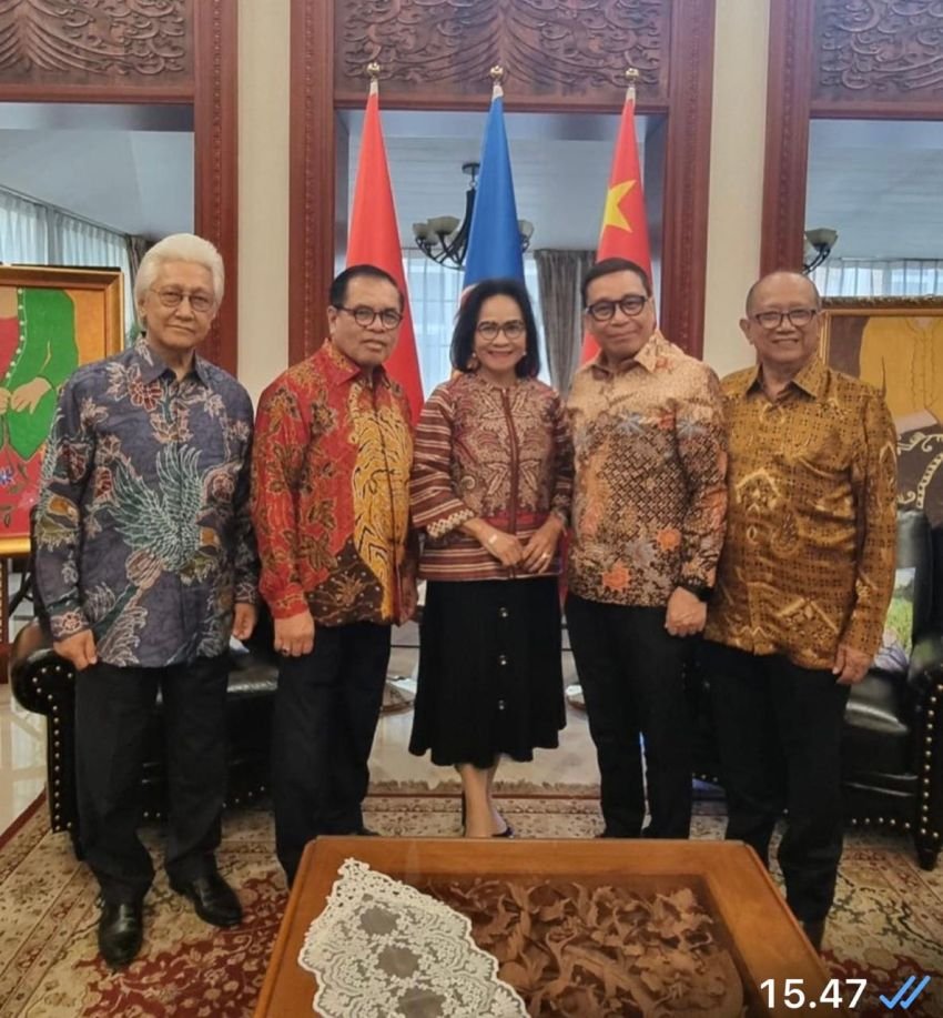 Silaturahmi Para Duta Besar Senior RI di KBRI Beijing: Djauhari Oratmangun Terima Kunjungan Sahabat Lama