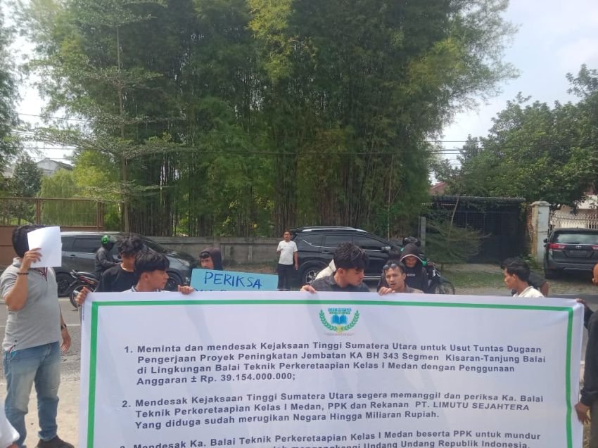 Massa Potong Ayam di Depan Kantor Balai Teknik Perkeretaapian Medan, Protes Dugaan Penyimpangan Proyek Jembatan KA