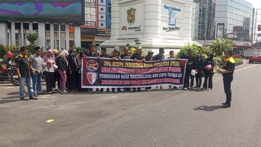 Tumbuhkan Nasionalisme, DPD Korps Indonesia Muda (KIM) Sumut Turun ke Jalan Bagi- Bagi Bendera Merah Putih