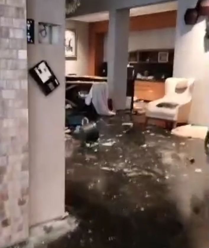 Rumah Ahmad Sahroni Diserbu Massa, Mobil Mewah Ikut Jadi Sasaran