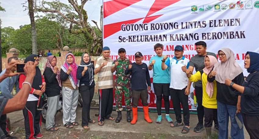 Lintas Elemen Masyarakat se Kelurahan Karang Berombak Gelar Gotong Royong Sambut HUT RI ke-80