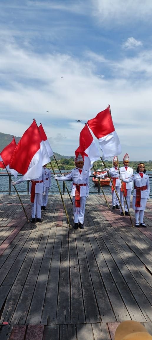 Purna Paskibra Toba Meriahkan HUT RI ke-80 Saat Pelaksanaan Aquabike di Danau Toba