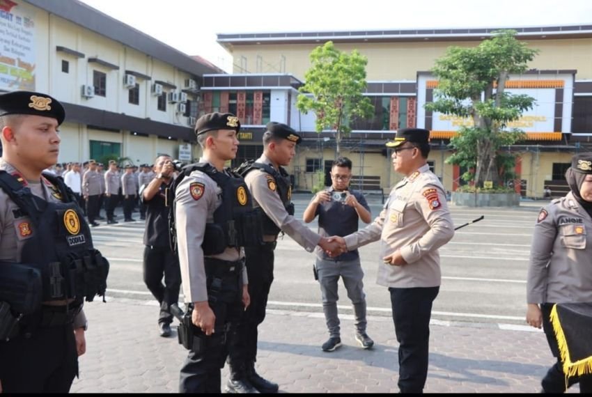 Kapolrestabes Medan Kombes Pol Gidion Arief Serahkan Puluhan Rompi Anti Sayat